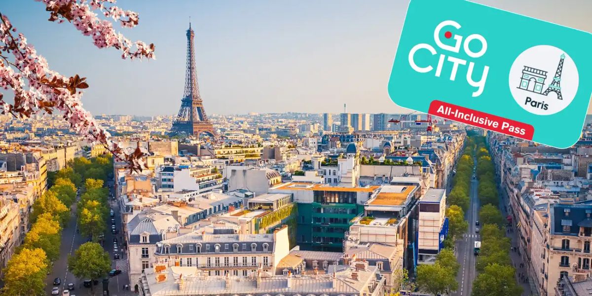 Travelers using mobile sightseeing pass